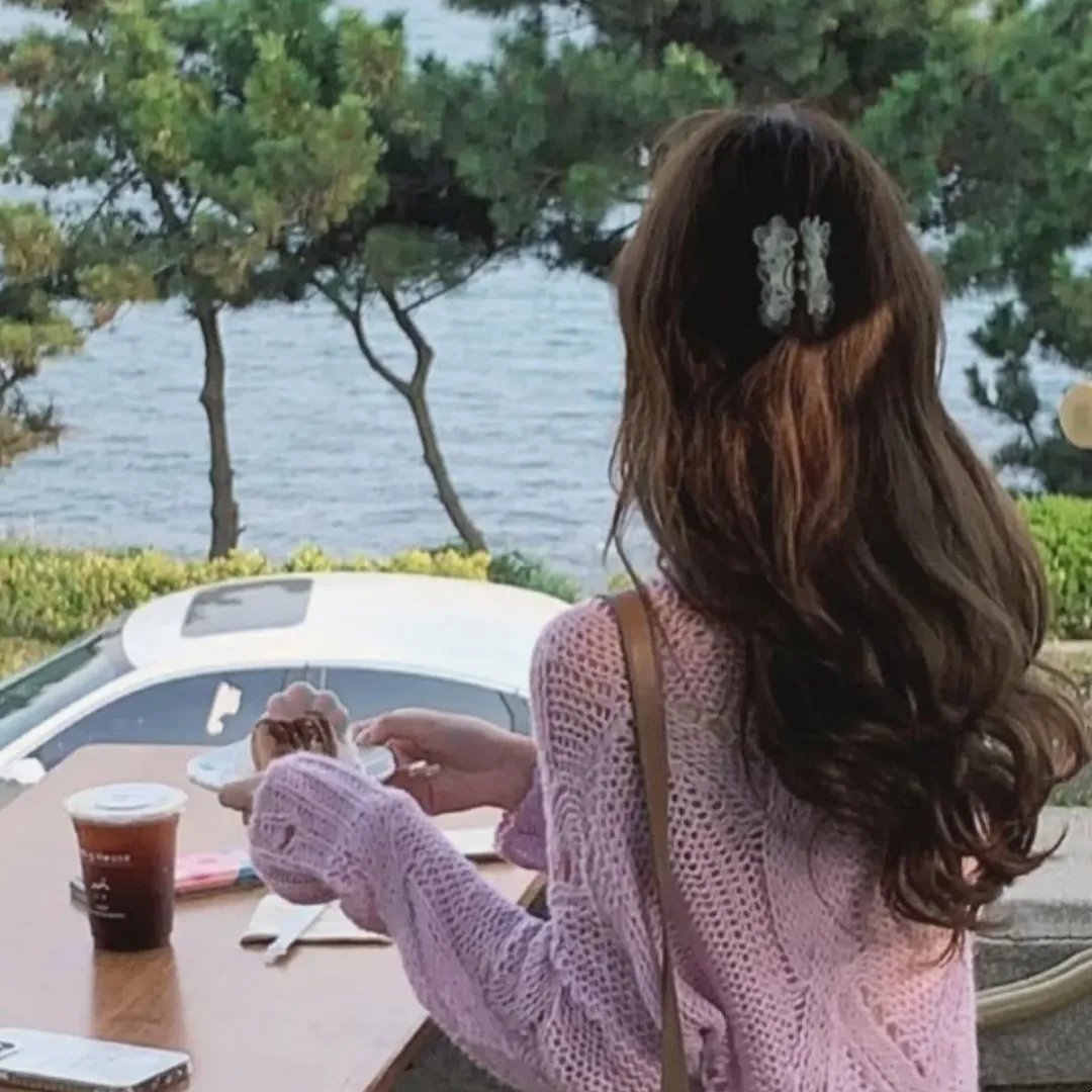 玻璃橱窗中的姑娘